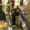 Julio Cesar e Susana Werner levaram o filho mais velho para passeio no shopping na tarde deste sábado, 26 de julho de 2014