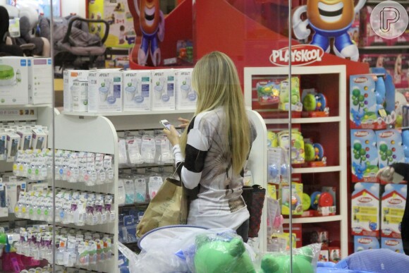 Julio Cesar e Susana Werner levaram o filho mais velho para passeio no shopping na tarde deste sábado, 26 de julho de 2014
