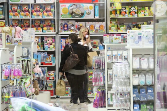 Julio Cesar e Susana Werner levaram o filho mais velho para passeio no shopping na tarde deste sábado, 26 de julho de 2014