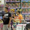 Julio Cesar e Susana Werner levaram o filho mais velho para passeio no shopping na tarde deste sábado, 26 de julho de 2014