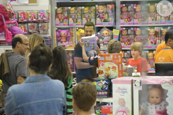 Julio Cesar e Susana Werner levaram o filho mais velho para passeio no shopping na tarde deste sábado, 26 de julho de 2014