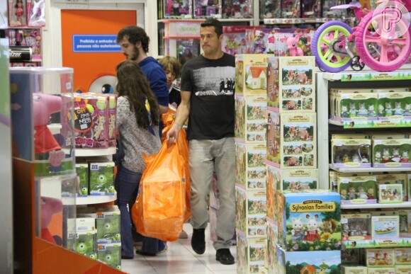 Julio Cesar e Susana Werner levaram o filho mais velho para passeio no shopping na tarde deste sábado, 26 de julho de 2014