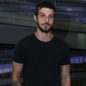 Chay Suede negou viver romance com Camila Lucciola: 'É minha colega de trabalho e temos o mesmo grupo de amigos'