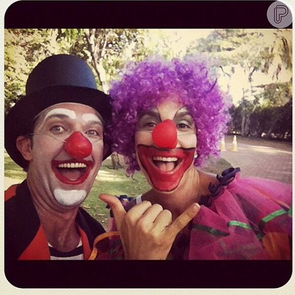 Ivete Sangalo se veste de palhaça e posta no Instagram em 7 de fevereiro de 2013: 'Nosso bailinho de carnaval bombando! Eu e Ed Bala com sua fanfarra magica'