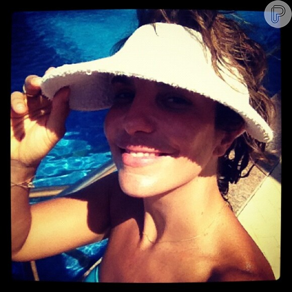 Ivete Sangalo relaxa na piscina e pega um bronzeado para o Carnaval