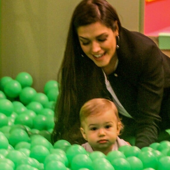 Thais Fersoza se divertiu com o filho caçula, Teodoro, na piscina de bolinhas