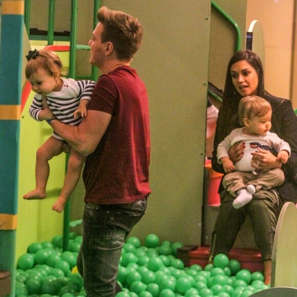 Michel Teló e Thais Fersoza com os filhos, Melinda e Teodoro, na piscina de bolinhas