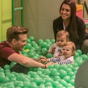 Michel Teló e Thais Fersoza passearam com os filhos, Melinda e Teodoro, no shopping Fashion Mall, no Rio de Janeiro, nesta quinta-feira, 19 de julho de 2018