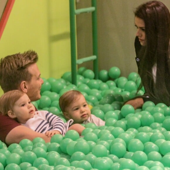 Michel Teló e Thais Fersoza aproveitaram a noite com os filhos, Melinda e Teodoro, em uma piscina de bolinhas