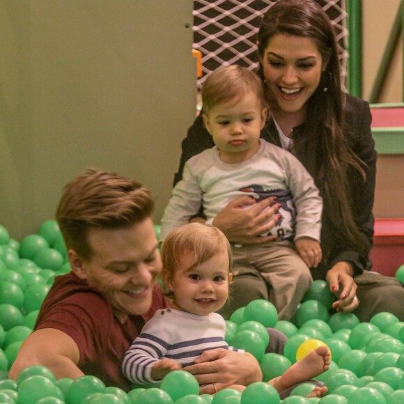 Michel Teló e Thais Fersoza se divertiram com os filhos, Melinda e Teodoro, em uma piscina de bolinhas