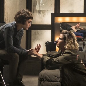 Luzia (Giovanna Antonelli) implora para Manu (Luisa Arraes) aceitar ir embora: 'Vamos embora, Manu, isso aqui é uma armadilha', pede na novela 'Segundo Sol'