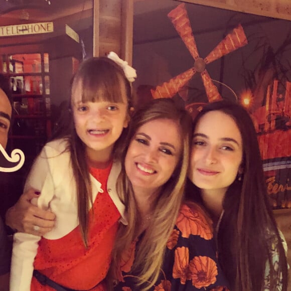 Rafaella Justus curtiu festa de aniversário com Cesar Tralli e família