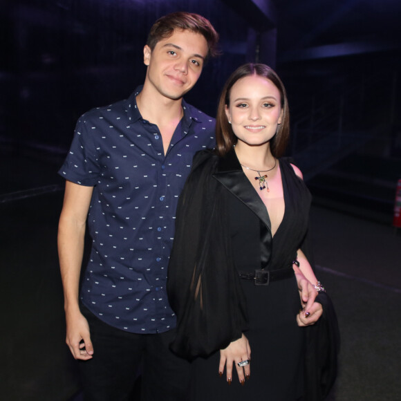 Larissa Manoela é apoiada por Leo Cidade, seu namorado, para praticar exercícios físicos