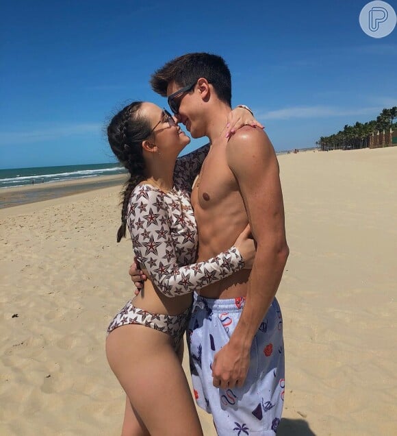Namorado de Larissa Manoela, Leo Cidade trocou carinhos com a atriz em aeroporto e compartilhou vídeo no Instagram nesta sexta-feira, dia 20 de julho de 2018