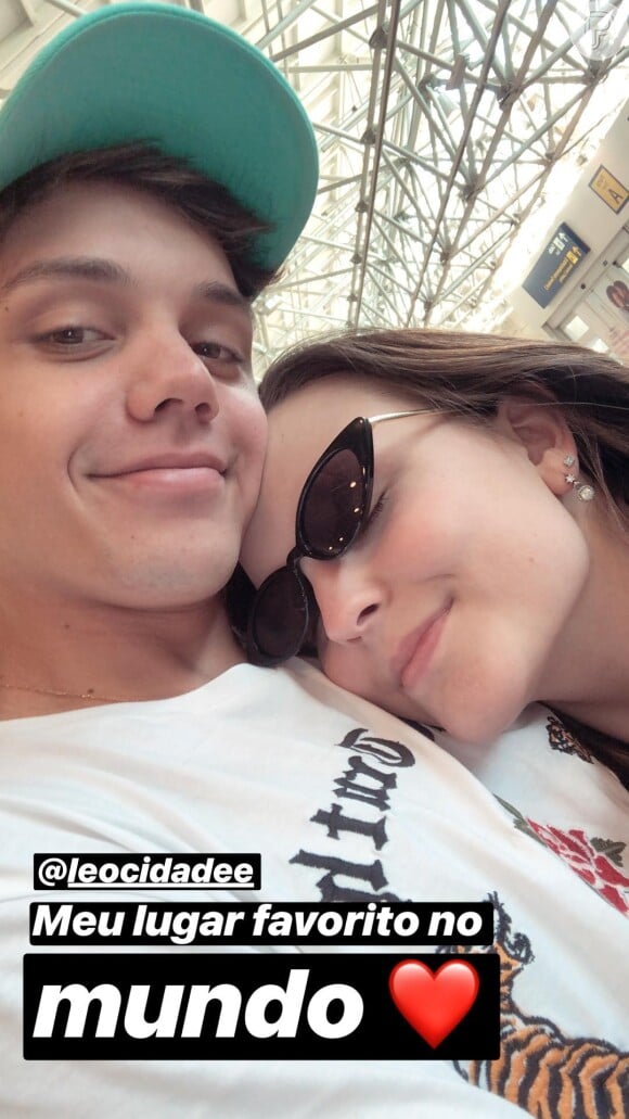 Larissa Manoela também compartilhou abraço com o namorado, Leo Cidade, em seu perfil pessoal no Instagram