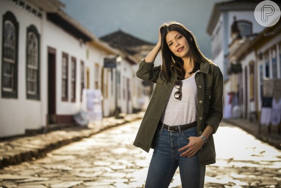 Cris Valência (Vitória Strada), protagonista de 'Espelho da Vida', vai voltar à sua vida passada