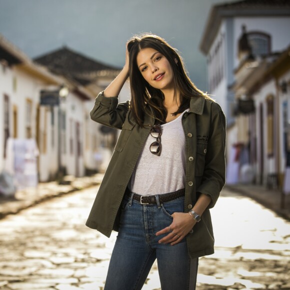 Cris Valência (Vitória Strada), protagonista de 'Espelho da Vida', vai voltar à sua vida passada