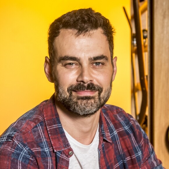 Provocado pelo filho, Márcio (André Luiz Frambach), Rafael (Carmo dalla Vecchia) volta a beber e sofre com a crise de abstinência, a partir do capítulo de quarta-feira, 1º de agosto de 2018, da novela 'Malhação: Vidas Brasileiras'