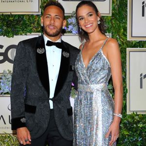 Bruna Marquezine parabenizou o namorado, Neymar, pelo leilão beneficente do Instituto Neymar Jr.