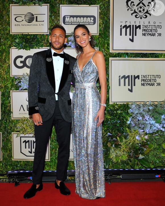 Bruna Marquezine parabenizou o namorado, Neymar, pelo leilão beneficente do Instituto Neymar Jr.