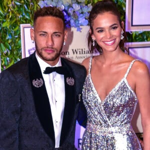 'Obrigada por fazer a sua parte, por fazer o que está ao seu alcance pra proporcionar á tantos jovens e suas famílias o que você não teve no passado', disse Bruna Marquezine para o namorado, Neymar