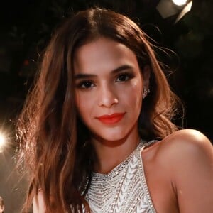 Bruna Marquezine usou calça preta com detalhes em renda e blusa básica branca na gravação