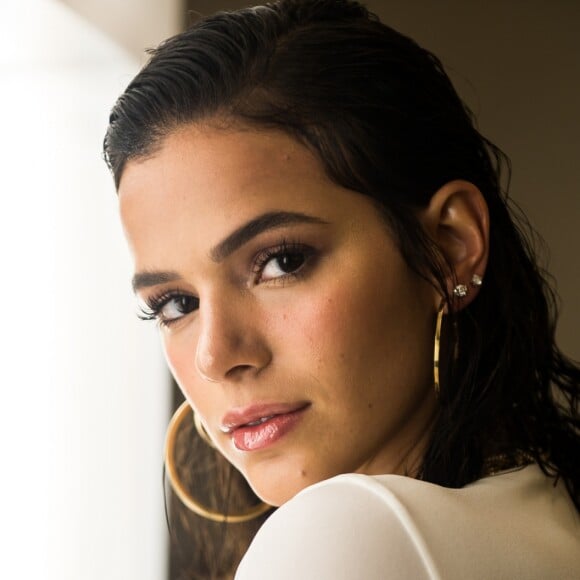 Bruna Marquezine apostou em um look preto e branco de quase R$ 10 mil