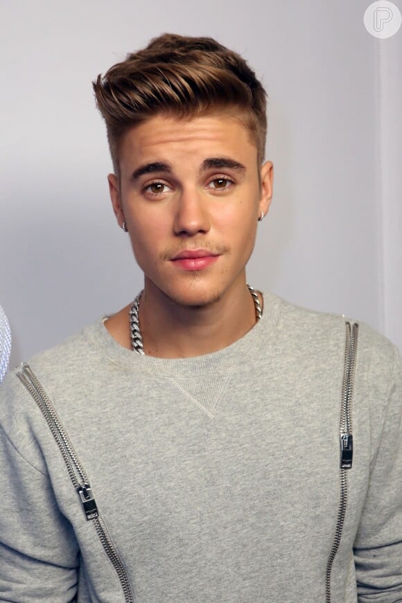 Justin Bieber vai à premiação nos Estados Unidos e recebe estatueta de campeão da caridade no Young Hollywood Awards 2014