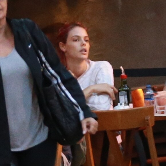 Laura Neiva está em cartaz com a peça 'Cabaret', no Rio