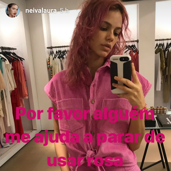 Laura Neiva está aficionada por rosa