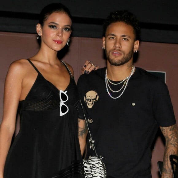 Bruna Marquezine e Neymar marcaram presença na festa que aconteceu em Santos, litoral de SP