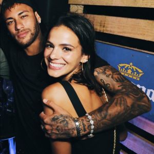 Bruna Marquezine encarou um sanduíche gigante e divertiu o namorado, Neymar, após a festa de Davi Lucca