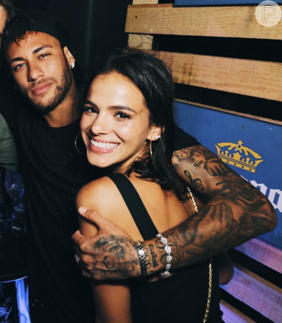 Bruna Marquezine encarou um sanduíche gigante e divertiu o namorado, Neymar, após a festa de Davi Lucca
