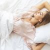 Dormir de barriga para cima rejuvenesce a pele. A Dra. Lilia Guadanhim explica: ' Dormir de barriga para cima evita a formação ou o agravamento de sulcos e vincos na pele do rosto e do colo, as chamadas 'sleep lines'!'