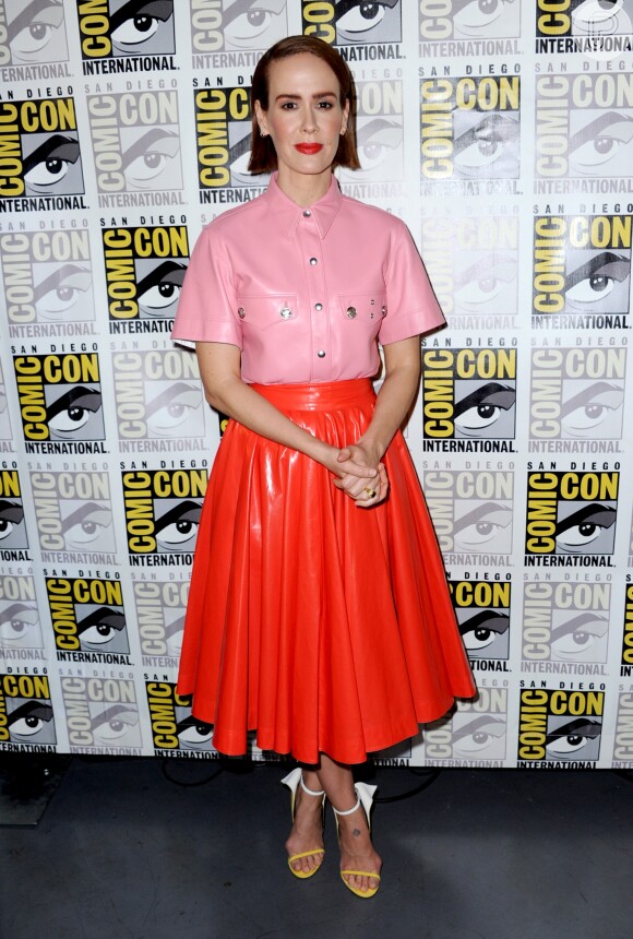 Sarah Paulson apostou em look com rosa e vermelho com cintura marcada