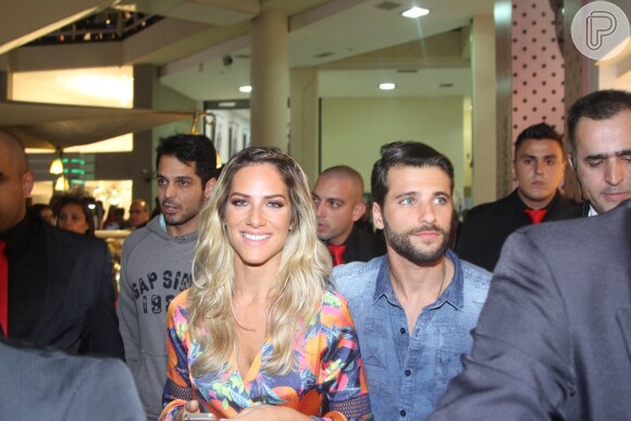 Bruno Gagliasso e Giovanna Ewbank chegaram ao shopping no Brás, em São Paulo, escoltados por vários seguranças