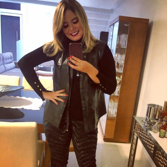 Marília Mendonça escolheu um look preto e com brilho para o dia de sua festa de aniversário