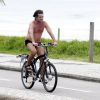 Felipe Camargo aproveita momento de folga para andar de bicicleta na orla da praia