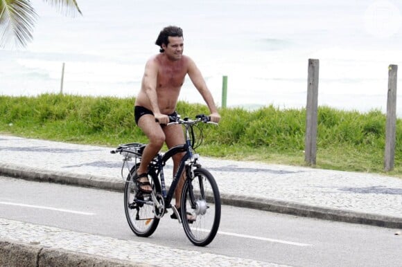 Felipe Camargo aproveita momento de folga para andar de bicicleta na orla da praia