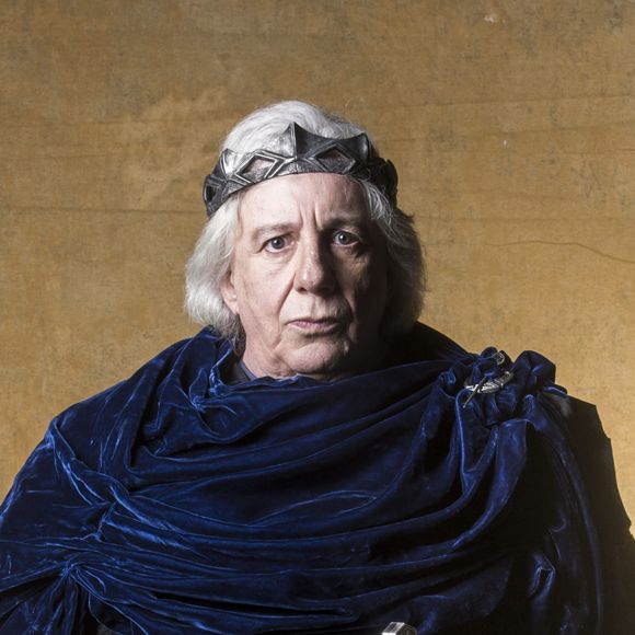 Pai de criação de Catarina (Bruna Marquezine), Augusto (Marco Nanini) vai cuidar da filha da vilã após sua morte, nos últimos capítulos da novela 'Deus Salve o Rei'