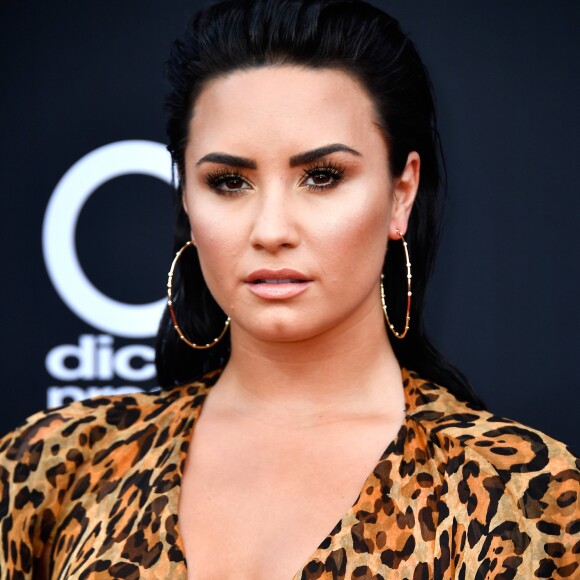 Demi Lovato não sofreu overdose de heroína, mas ainda não foi confirmado qual substância a artista usou