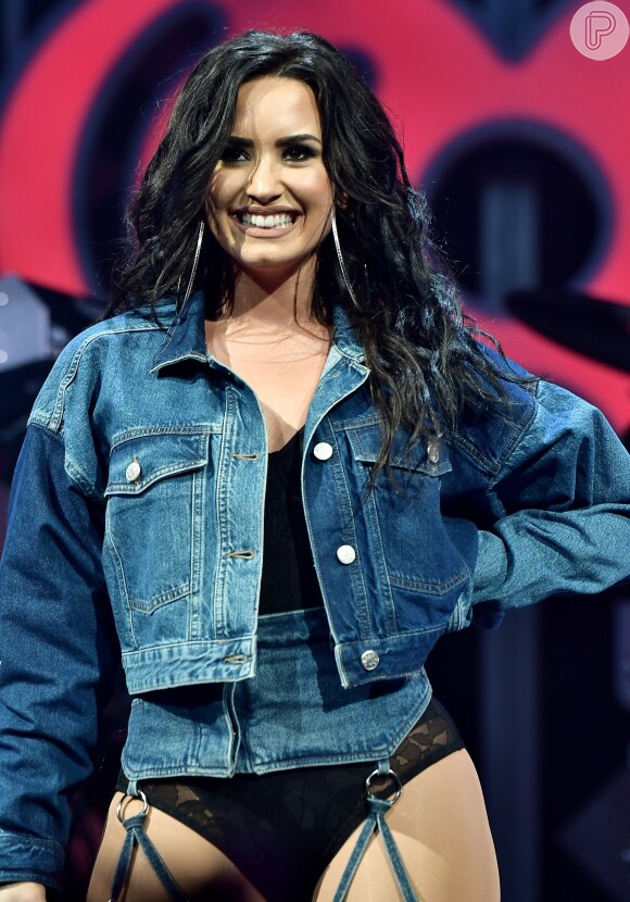 Demi Lovato comemorou, em 2017, por ter conseguido ficar 5 anos sóbria 