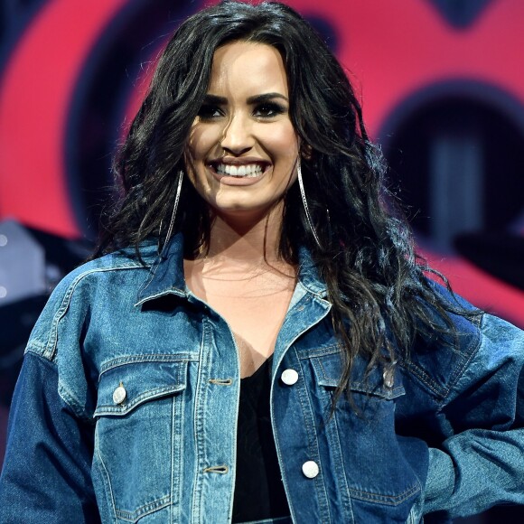 Demi Lovato comemorou, em 2017, por ter conseguido ficar 5 anos sóbria 