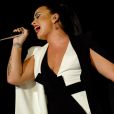  Demi Lovato se emocionou ao cantar a música 'Sober', em que relata sua recaída nas drogas, durante o Rock in Rio Lisboa 