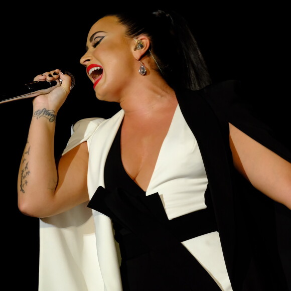 Demi Lovato se emocionou ao cantar a música 'Sober', em que relata sua recaída nas drogas, durante o Rock in Rio Lisboa