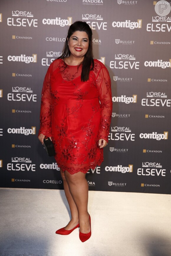 Fabiana Karla escolheu um vestido vermelho com transparência da estilista Valéria Costa para ir ao '16° Prêmio Contigo! De Televisão'