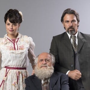 Aurélio (Marcelo Faria) e Julieta (Gabriela Duarte) reúnem a família para revelarem que estão noivos, na novela 'Orgulho e Paixão'