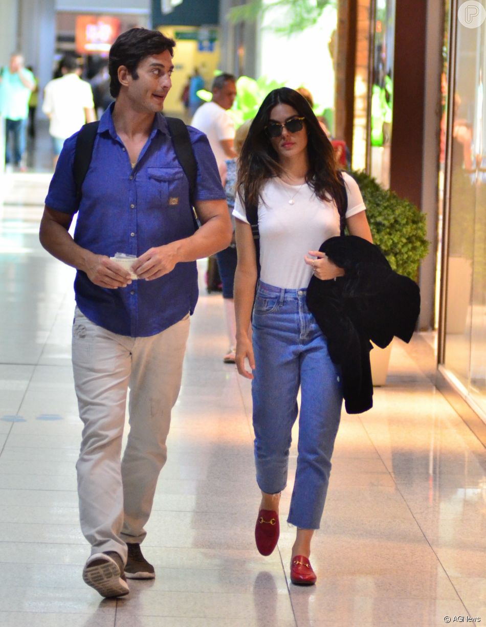 mom jeans com camisa