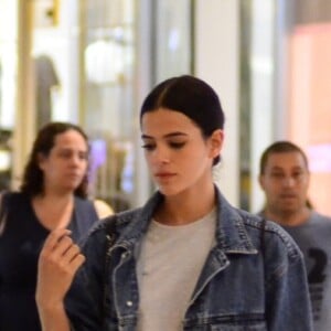 Polêmica fashion: Bruna Marquezine também tem usado o mom jeans