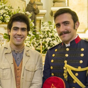 Otávio (Pedro Henrique Muller) e Luccino (Juliano Laham) vão ficar perto de um beijo, na novela 'Orgulho e Paixão'